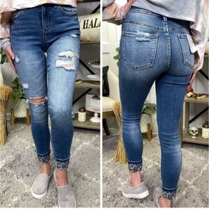 Vervet paisley detailed rolled cuffed distressed high rise skinny jeans. Size 26